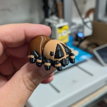 Pająk al'a Brachypelma emilia - brelok do kluczy